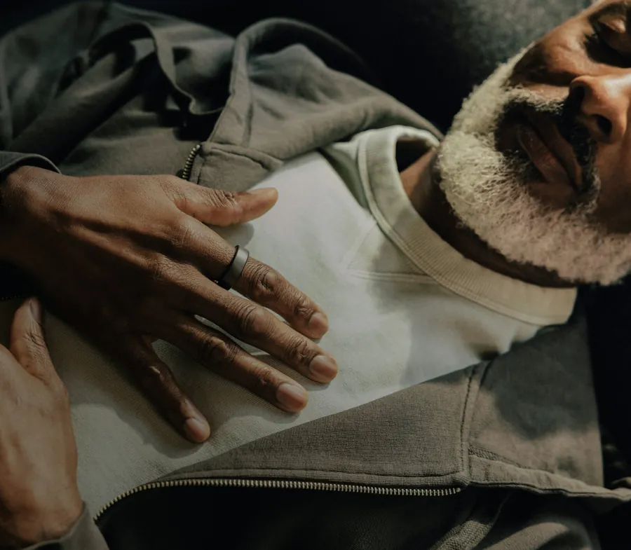 Hombre dormido que lleva un Oura Ring en la mano
